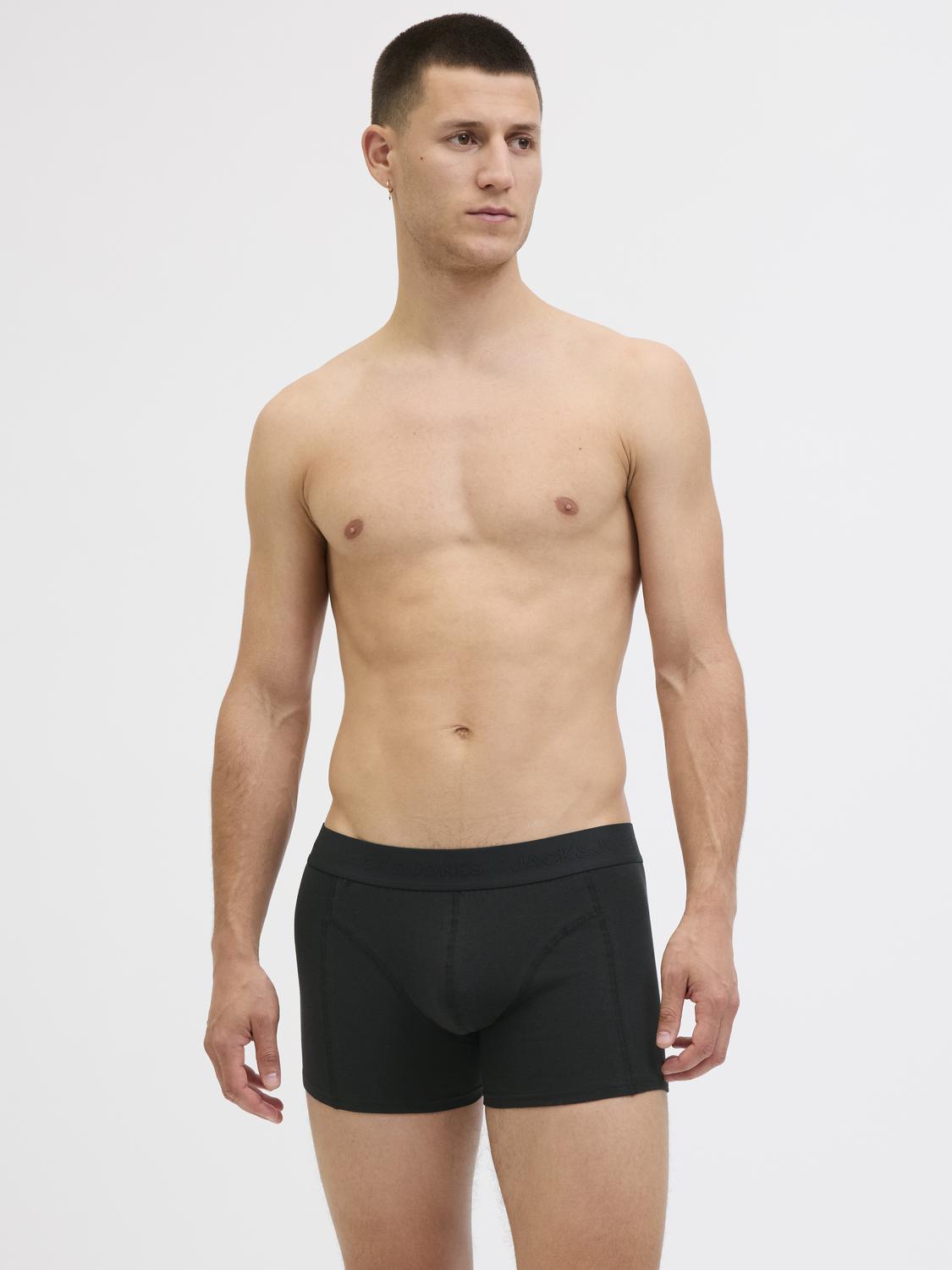 model_shot-creative